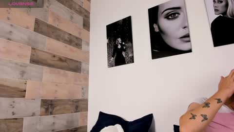 Snapshot of jessicameron chatting on 12/30/24, 01:04 JESSI AND NAOMI online show from 12/30/24, 01:04