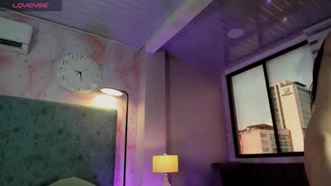 JESSI AND NAOMI online show from 12/22/25, 09:01