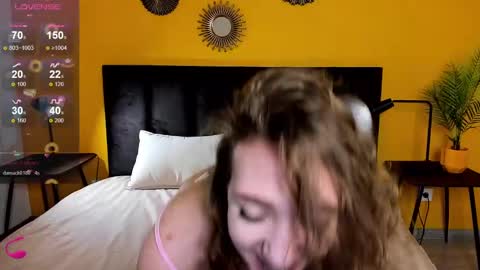 Snapshot of jessie_curlyy chatting on 03/08/25, 04:23 Jessie online show from 03/08/25, 04:23