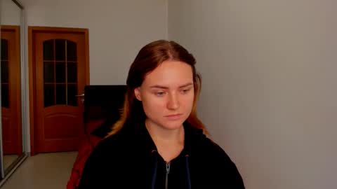 Snapshot of jessy_lil chatting on 11/15/25, 10:23 Polina online show from 11/15/25, 10:23