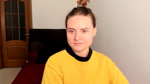 Snapshot of jessy_lil chatting on 11/16/25, 10:43 Polina online show from 11/16/25, 10:43