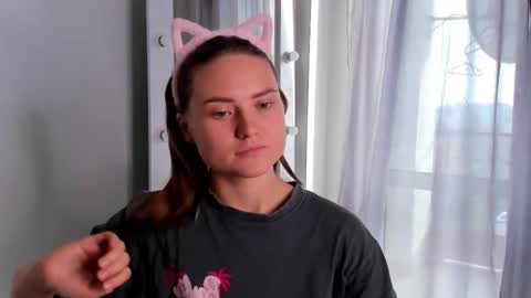 Snapshot of jessy_lil chatting on 11/17/25, 12:00 Polina online show from 11/17/25, 12:00