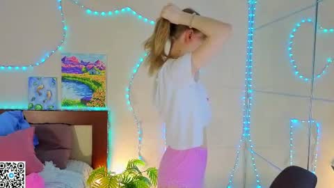 Snapshot of jewellhogan chatting on 06/18/26, 08:13 Gwen online show from 06/18/26, 08:13