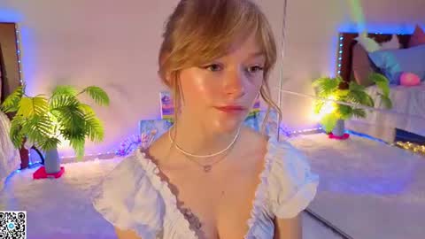 Snapshot of jewellhogan chatting on 06/20/26, 08:11 Gwen online show from 06/20/26, 08:11