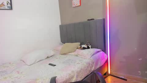 Snapshot of jhacky_sweet chatting on 10/25/25, 04:31 jhackelin My independent account online show from 10/25/25, 04:31