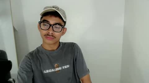 Snapshot of jhnxxnaughty_ chatting on 12/17/25, 08:31 Johnny online show from 12/17/25, 08:31