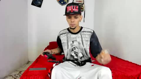 Snapshot of johan_and_antonella chatting on 02/05/25, 11:17 johan_and_antonella online show from 02/05/25, 11:17