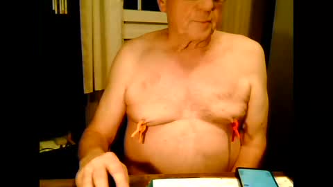 Snapshot of johnjohn6226623 chatting on 12/17/25, 04:35 johnjohn6226 online show from 12/17/25, 04:35