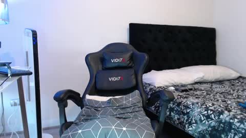 Snapshot of johnklleyn chatting on 12/23/24, 09:51 john online show from 12/23/24, 09:51