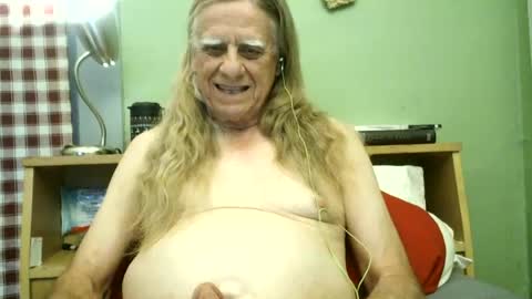 Snapshot of johnnieq1971 chatting on 06/22/26, 12:56 johnnieq1971 online show from 06/22/26, 12:56