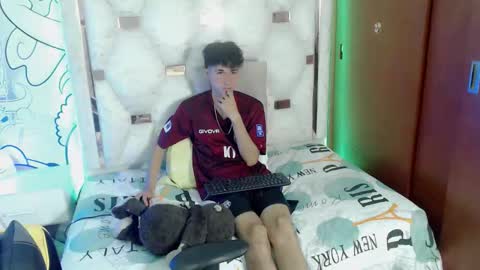 Snapshot of johnny_cagee chatting on 11/16/25, 04:18 johnny_cagee online show from 11/16/25, 04:18