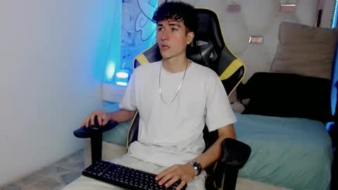 Snapshot of johnny_cagee chatting on 12/14/25, 04:07 johnny_cagee online show from 12/14/25, 04:07