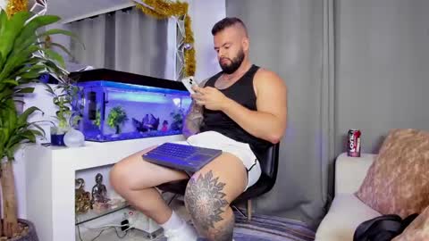 Snapshot of johnnygrayson_ chatting on 12/20/24, 11:16 JOHNNY online show from 12/20/24, 11:16