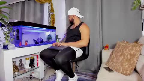 Snapshot of johnnygrayson_ chatting on 12/22/24, 12:28 JOHNNY online show from 12/22/24, 12:28