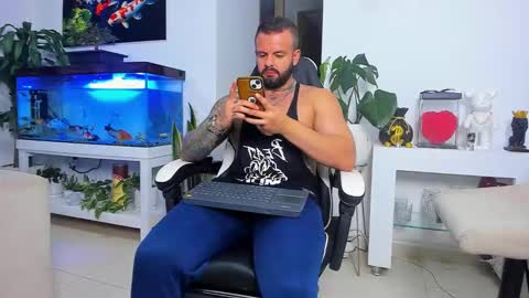 Snapshot of johnnygrayson_ chatting on 10/16/25, 12:22 JOHNNY online show from 10/16/25, 12:22