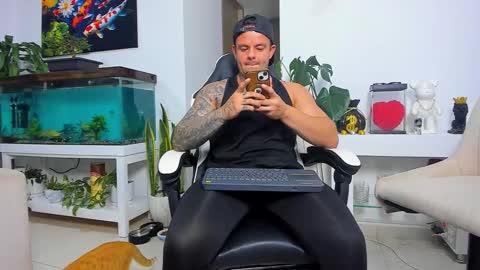 Snapshot of johnnygrayson_ chatting on 10/25/25, 02:08 JOHNNY online show from 10/25/25, 02:08