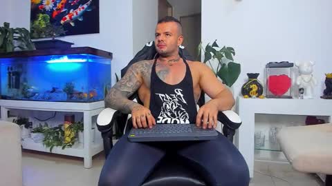 Snapshot of johnnygrayson_ chatting on 10/29/25, 12:02 JOHNNY online show from 10/29/25, 12:02