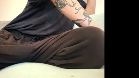 Snapshot of johnnyq390620 chatting on 10/15/25, 10:26 johnny online show from 10/15/25, 10:26