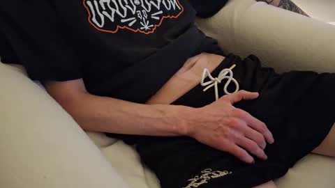 Snapshot of johnnyq390620 chatting on 10/27/25, 02:37 johnny online show from 10/27/25, 02:37