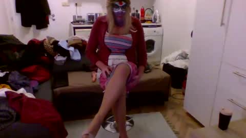 Snapshot of jolanci chatting on 11/17/25, 01:44 Silvania online show from 11/17/25, 01:44