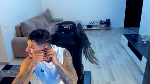 Snapshot of jonnyporn1 chatting on 10/15/25, 04:23 jonnyporn1 online show from 10/15/25, 04:23