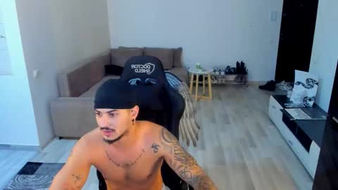 Snapshot of jonnyporn1 chatting on 10/17/25, 06:05 jonnyporn1 online show from 10/17/25, 06:05