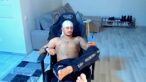 Snapshot of jonnyporn1 chatting on 10/20/25, 05:35 jonnyporn1 online show from 10/20/25, 05:35