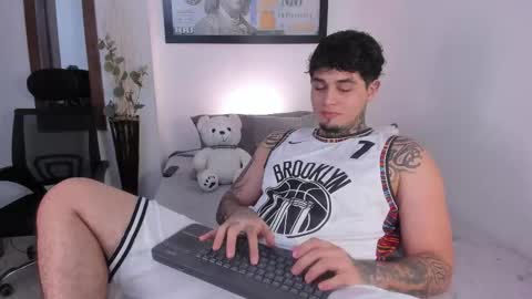 juan_alvarez18 online show from 10/10/25, 12:53