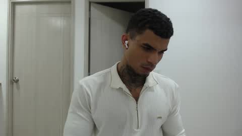 juan_gomez_1 online show from 12/29/24, 10:47