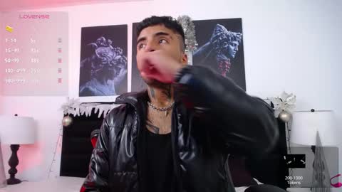 juancamilo66_ online show from 12/25/24, 02:35