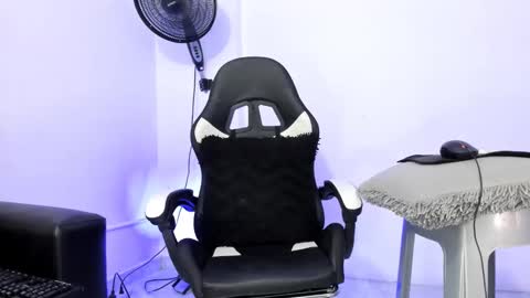 Juan Diego Uribe online show from 02/18/25, 03:53