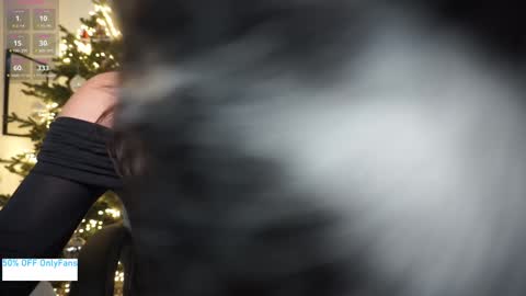 Snapshot of juicy_jane_uk chatting on 12/14/25, 03:06 online show from 12/14/25, 03:06