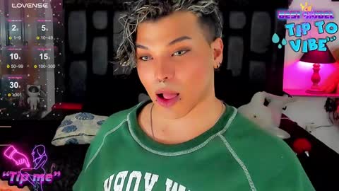 Snapshot of jujubee_lander chatting on 12/14/24, 12:44 Jujubee online show from 12/14/24, 12:44