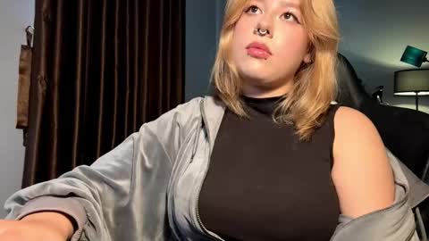 Snapshot of julenecappel chatting on 03/01/26, 08:27 Elvia online show from 03/01/26, 08:27