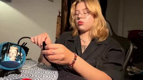 Snapshot of julenecappel chatting on 03/02/26, 02:13 Elvia online show from 03/02/26, 02:13