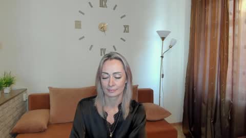 julia__cherry_ online show from 01/05/25, 08:32