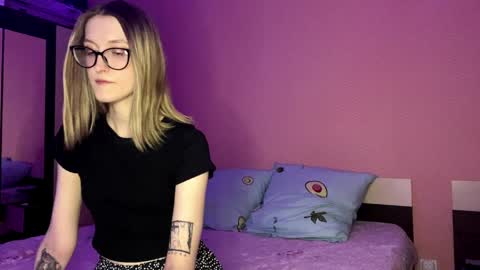 julia_charm online show from 04/06/26, 04:08