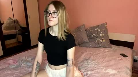 julia_charm online show from 05/28/26, 04:15
