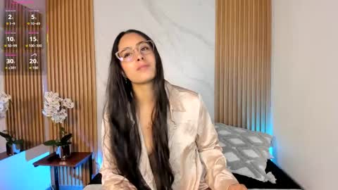 J U L IA   M A R T I N E Z online show from 04/17/26, 11:35