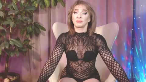 Snapshot of julia_renard chatting on 01/28/25, 10:12 Julia online show from 01/28/25, 10:12