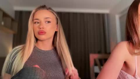 Julia R Le online show from 11/12/25, 11:47