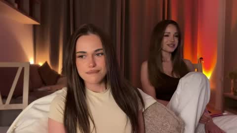 Julia R Le online show from 05/18/26, 08:36