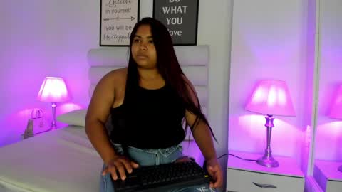 julia_sanchez online show from 06/04/26, 08:04