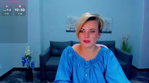 Julia online show from 09/19/25, 06:15