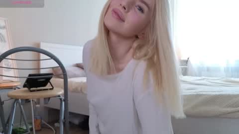 Snapshot of juliacontrol chatting on 12/08/24, 06:11 Molly online show from 12/08/24, 06:11