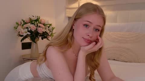 JuliaJae1 online show from 04/22/26, 09:05