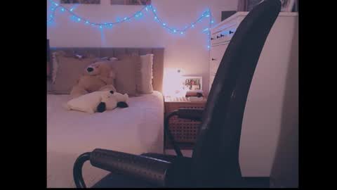 Snapshot of julialiones chatting on 11/30/25, 04:33 julialiones online show from 11/30/25, 04:33