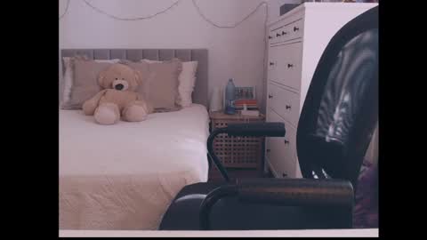 julialiones online show from 05/27/26, 02:25
