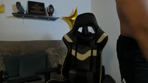 julian_wallace online show from 10/23/25, 08:18