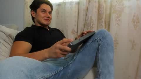 julian_wallace1 online show from 05/19/26, 03:29